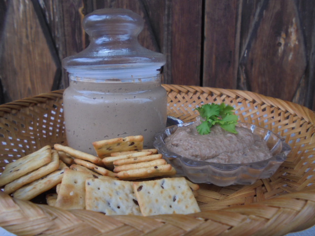 Паштет из куриной печени с яблоками и орехами