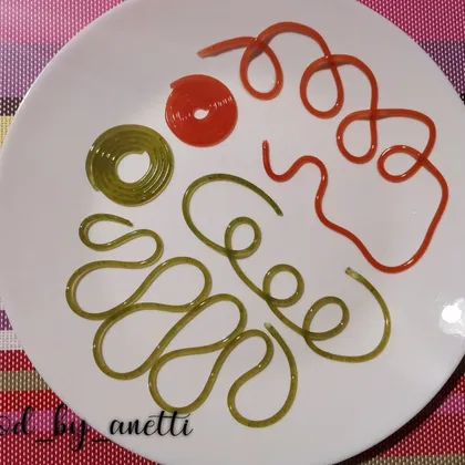 Молекулярные спагетти из шпината и томатов