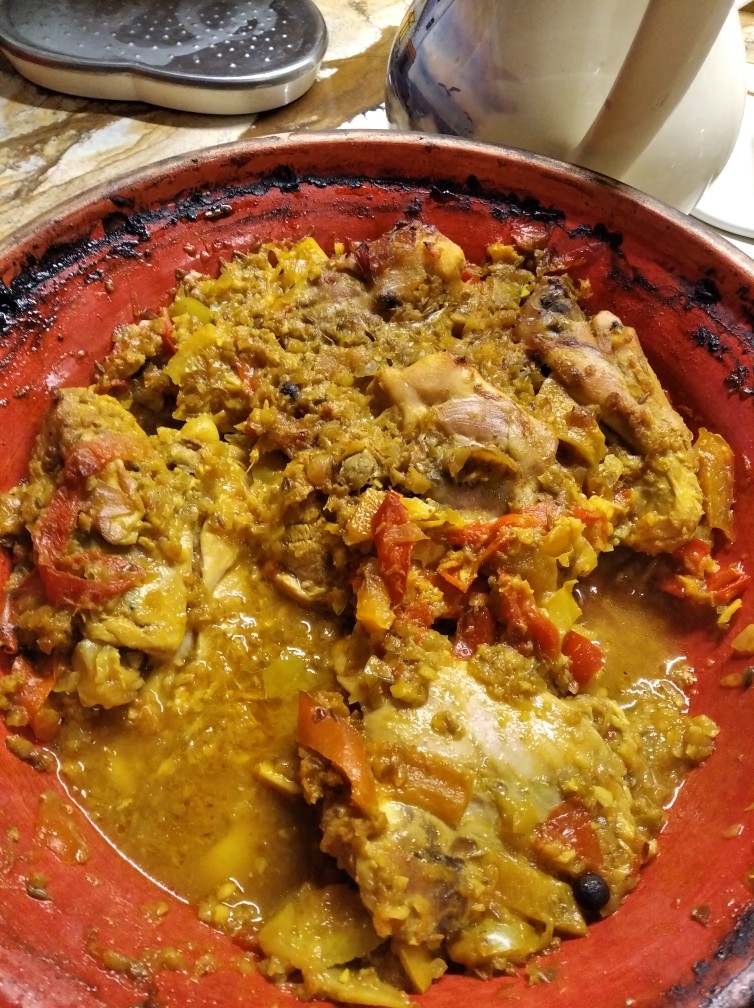 Курица с лимоном и соленьями в тажине