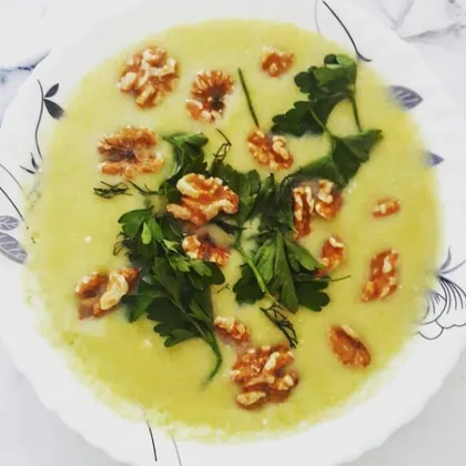 Суп-пюре из кабачков с грецкими орехами и зеленью