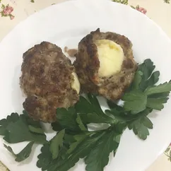 Зразы мясные с яйцом, запечённые