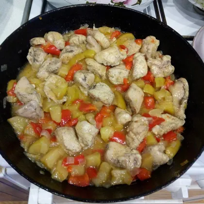 Куриная грудка с яблоками и сладким перцем