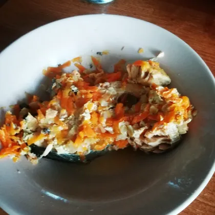 Жареная рыба с луком и морковкой в духовке