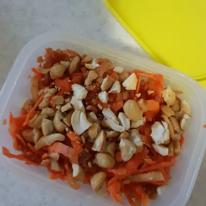 Витаминный салат с морковью и яблоком