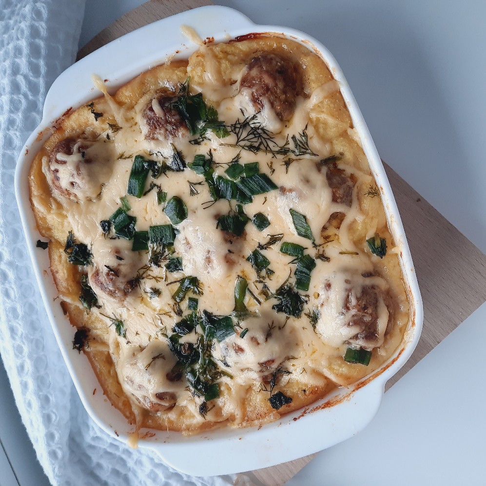 "Картофельные гнезда с мясными шариками под сыром"