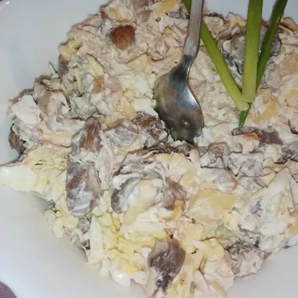 Салат с курицей, ананасами, грибами и сыром