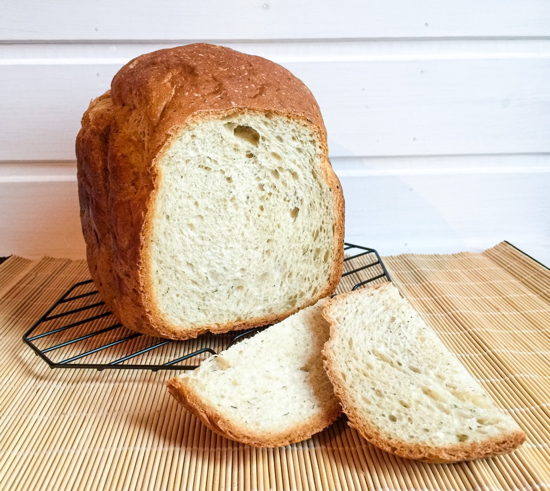 Пшеничный хлеб на рассоле с сушеным укропом и чесноком в хлебопечке