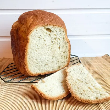 Пшеничный хлеб на рассоле с сушеным укропом и чесноком в хлебопечке