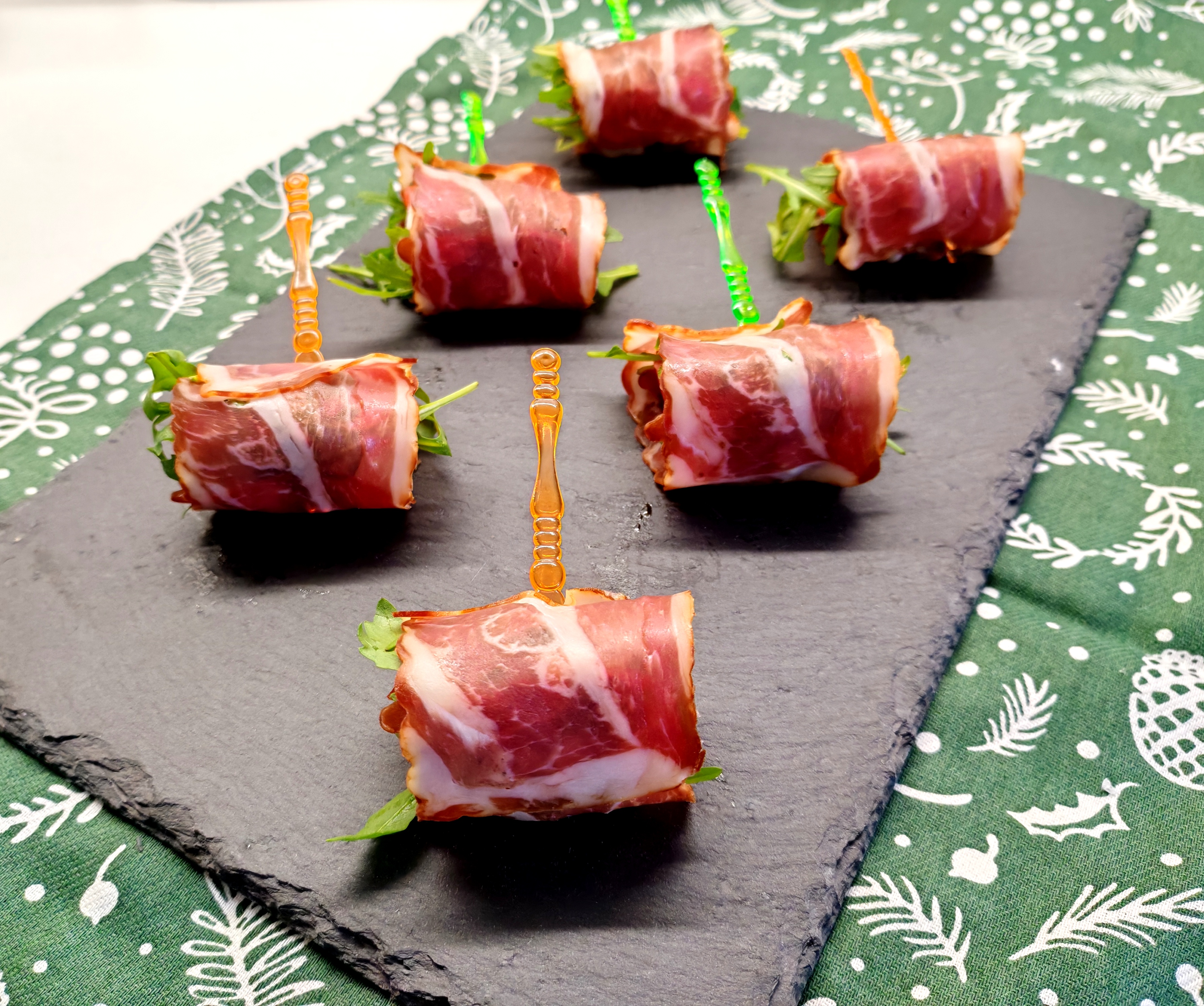 Рулетики из прошутто с рукколой 