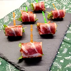 Рулетики из прошутто с рукколой 