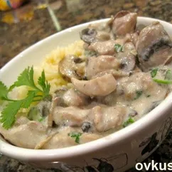 Грибы с курицей под сливочным соусом