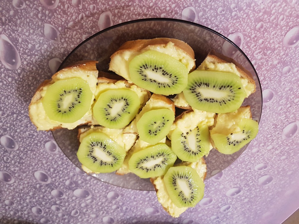 Бутерброды с плавленым сырком и киви