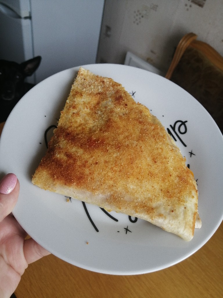 Бутерброд в тортилье в панировке на завтрак