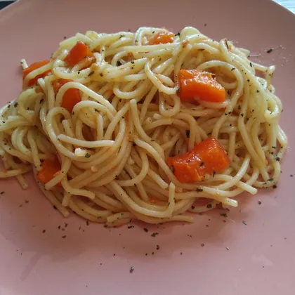 Спагетти с болгарским перцем, томатами и базиликом