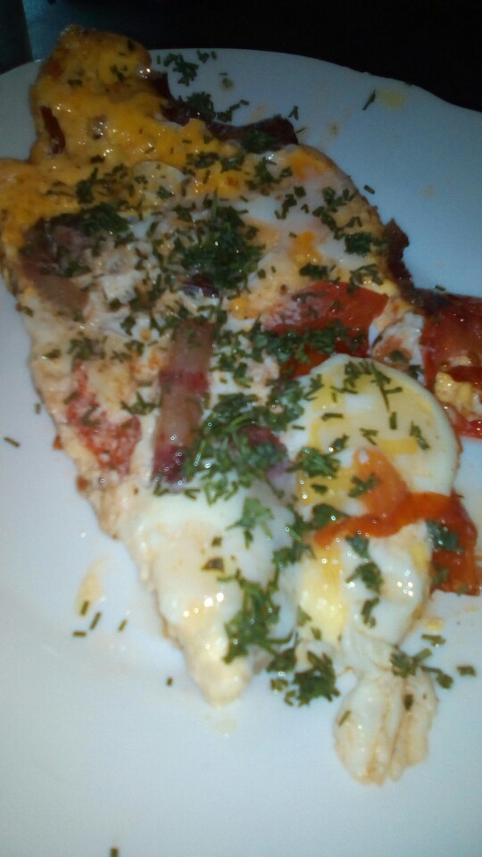 Яичница с копченым салом и помидорами