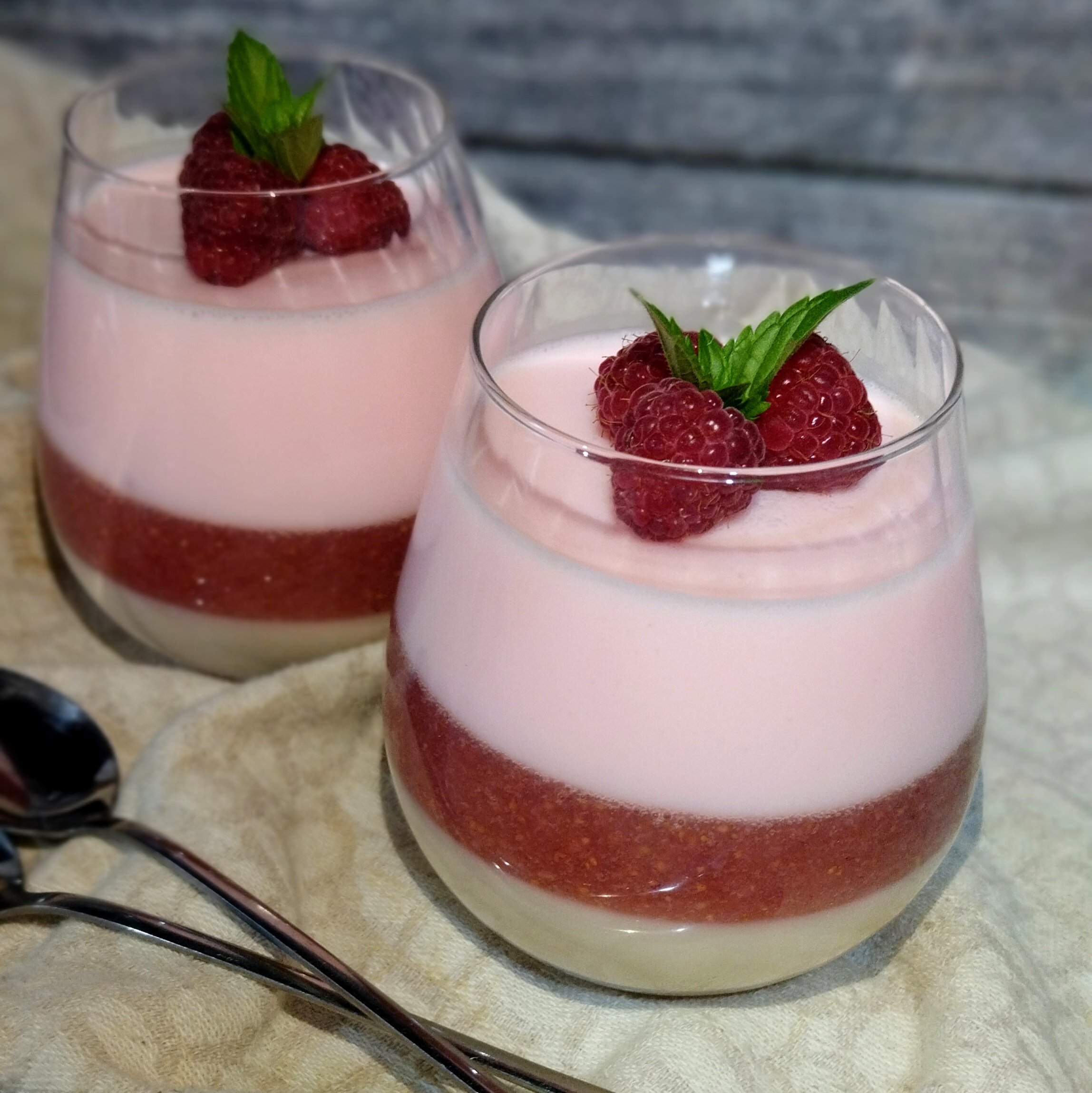 Десерт желейный из йогурта с клубничным конфи