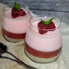 Десерт желейный из йогурта с клубничным конфи