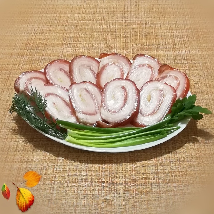 Рулет из тонкого сала - вкусно, бюджетно и быстро