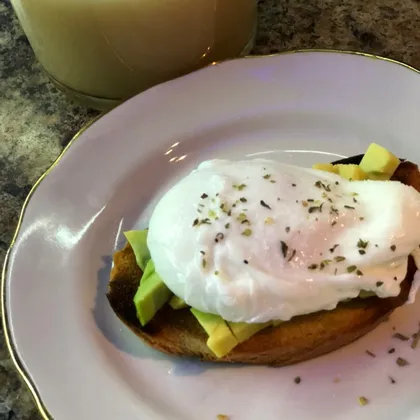 Идеальный завтрак: яйцо пашот с авокадо