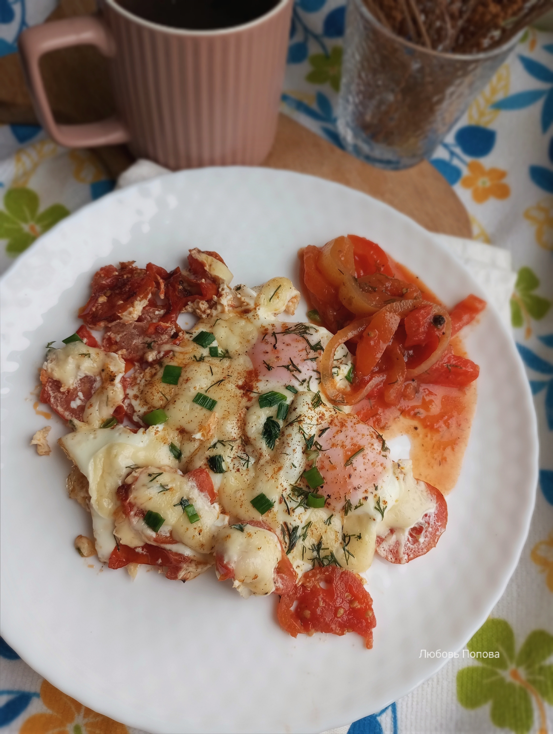 Яичница с помидорами и сыром