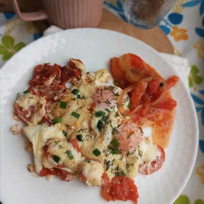 Яичница с помидорами и сыром