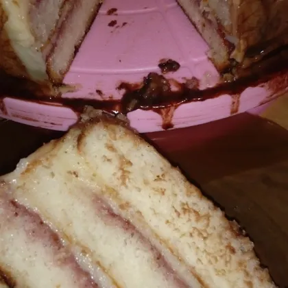 Бисквитный торт с клубничным конфитюром