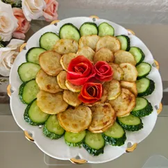 Жареные кабачки с соусом и помидорами