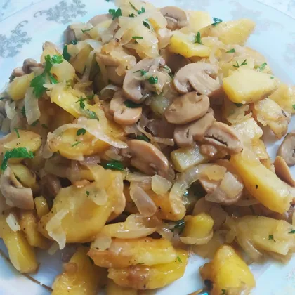 Жареная картошка с грибами и луком