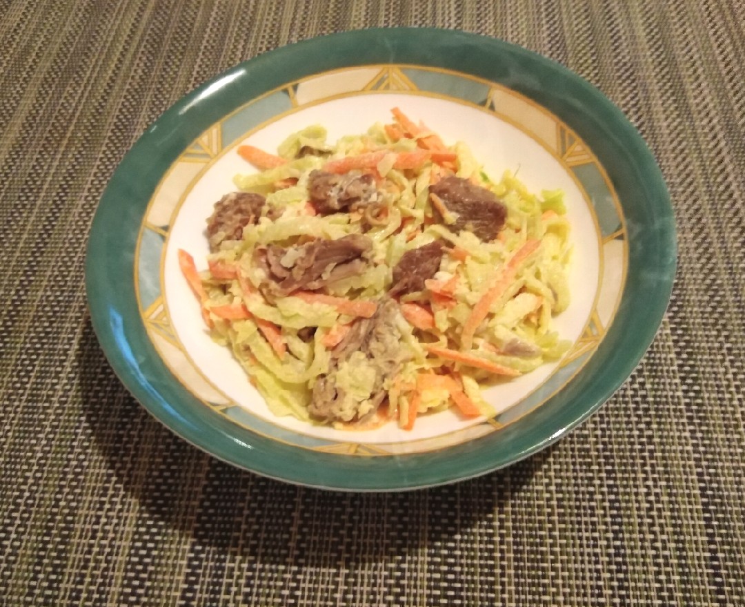 Салат из говядины с морковью луком и соленым огурцом