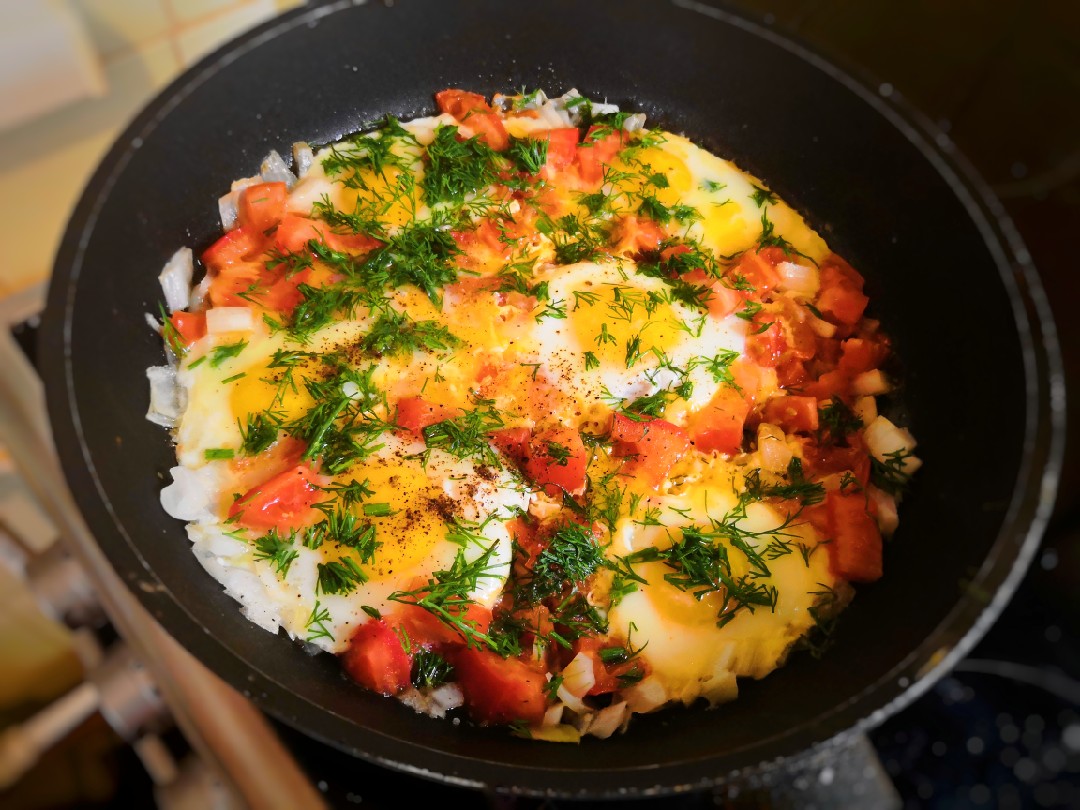 Глазунья с помидорами, луком и зеленью 🍳