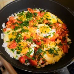 Глазунья с помидорами, луком и зеленью 🍳