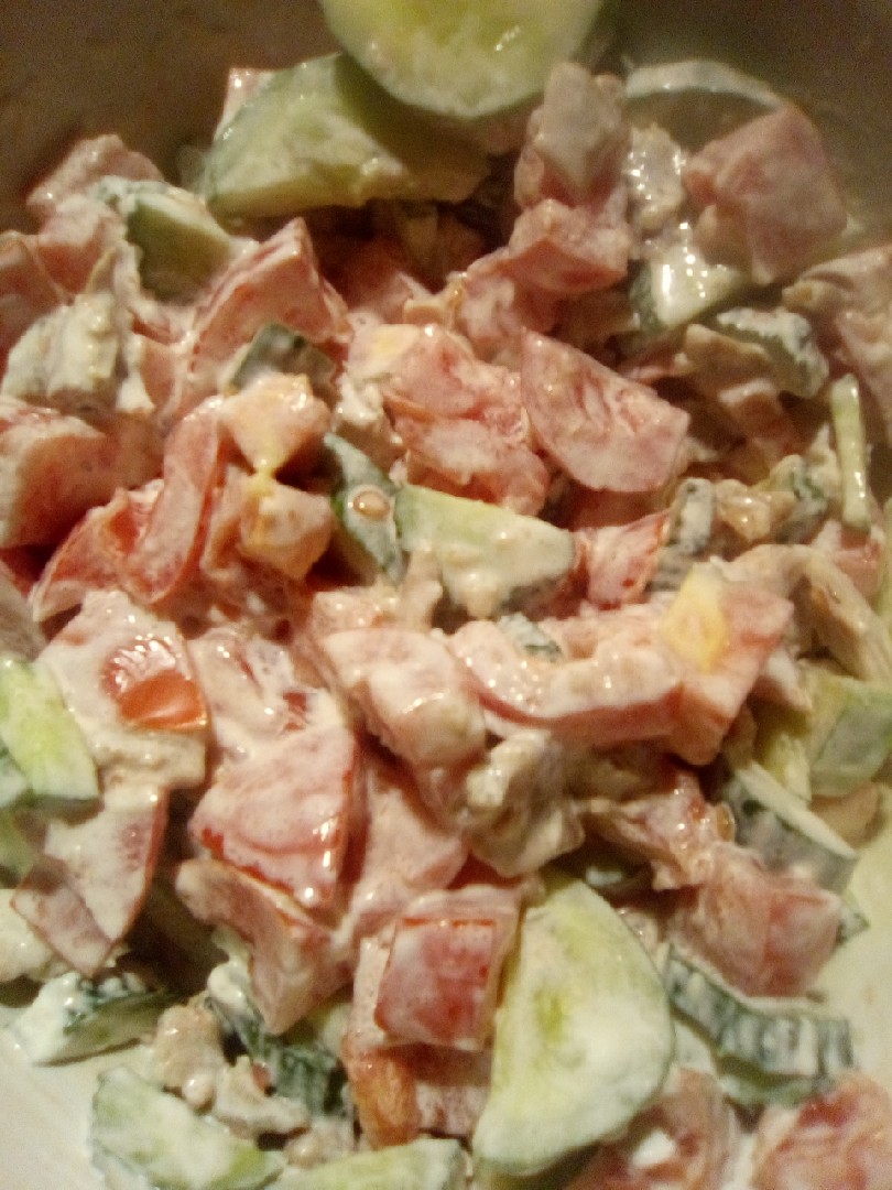Салат с курицей, огурцами, помидорами и яйцом — пошаговый рецепт с фото