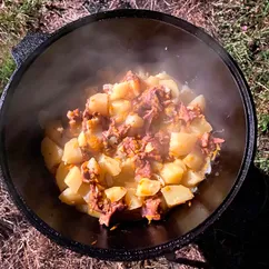 Картошка с солеными лисичками в казане