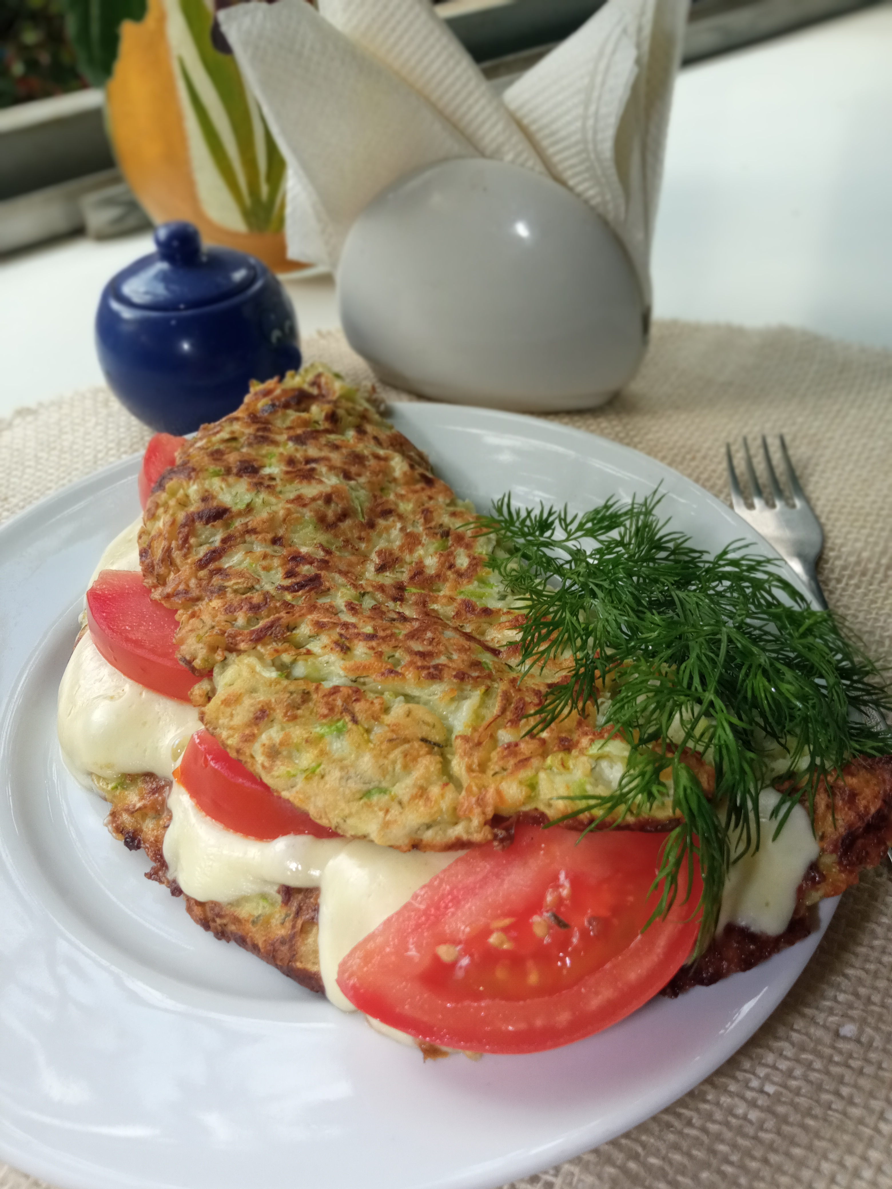 Кабачковый блин с сыром и помидорами 