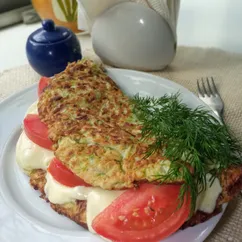 Кабачковый блин с сыром и помидорами 