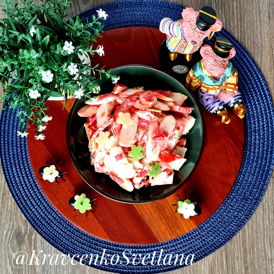 Салат с помидорами, крабовыми палочками и сыром