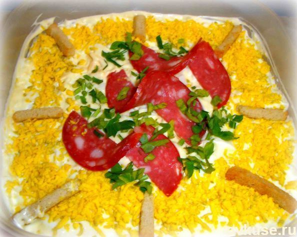 Простой и вкусный салат Обжорка с сухариками, рецепты с фото