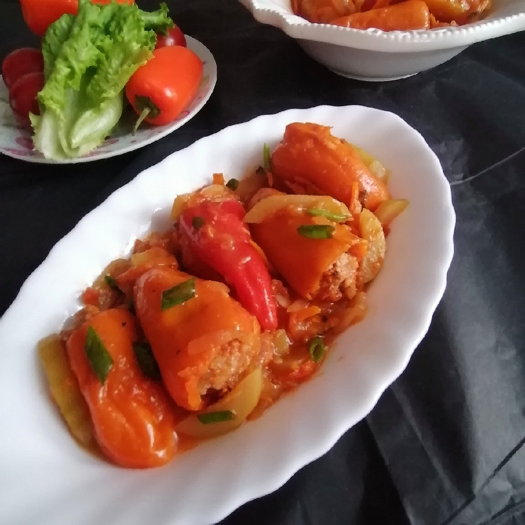 Фаршированные перчики мини в кабачково-томатном соусе