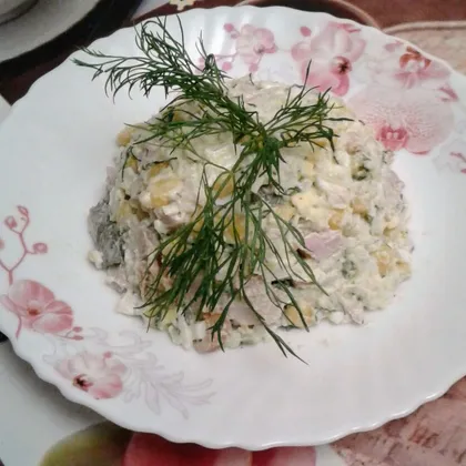 Салат с копчёным окорочком и рисом
