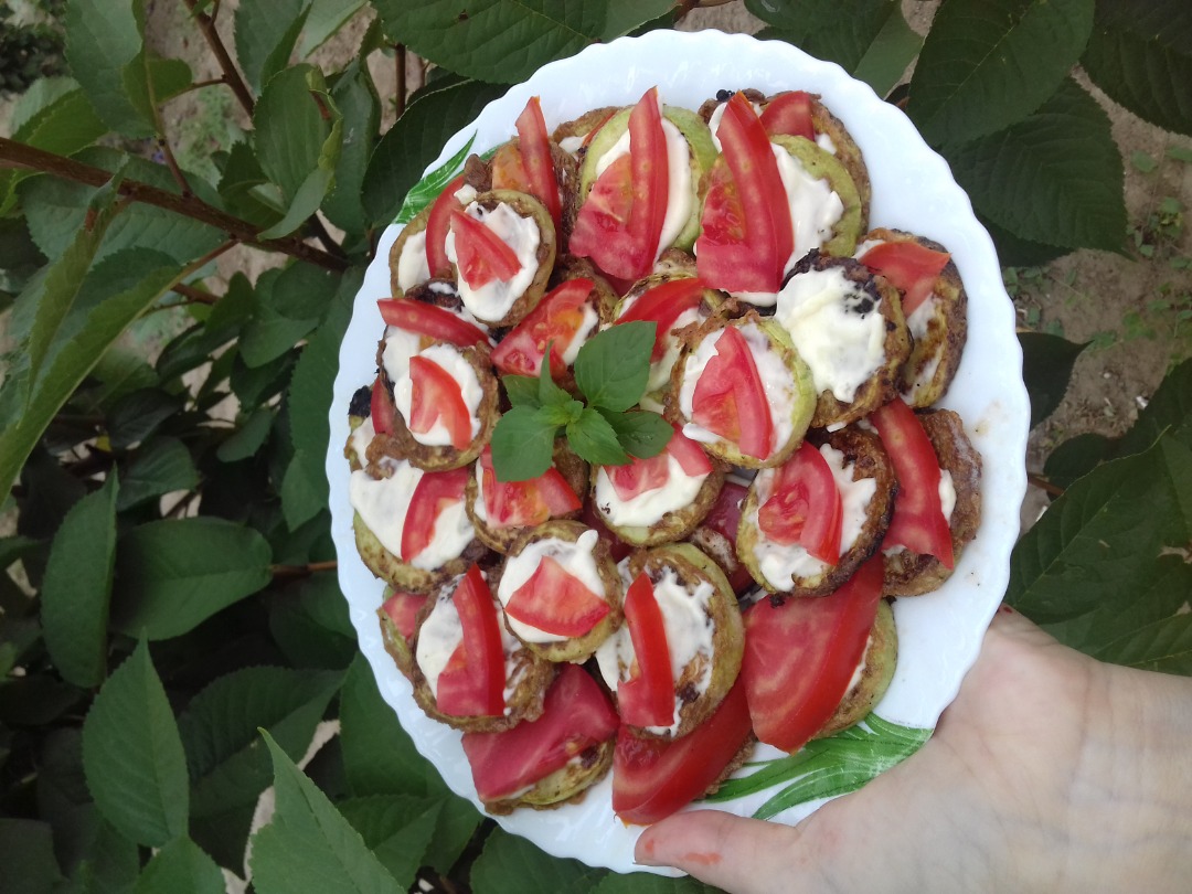 😋Кабачки жареные с помидорами с чесночным соусом