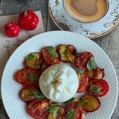 Салат с бурратой и печёными сливами и томатами