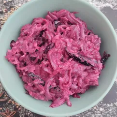 Салат из свёклы с черносливом и пармезаном