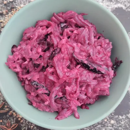 Салат из свёклы с черносливом и пармезаном