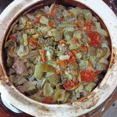 Мясо тушёное в духовке с солёными огурцами