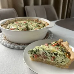 Киш с лососем и шпинатом