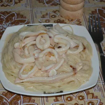 Спагетти с соусом и кальмарами