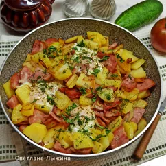 Жареная картошка с колбасой и яйцом