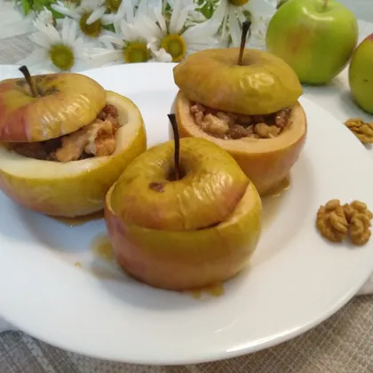 Запеченные яблоки с изюмом и грецкими орехами