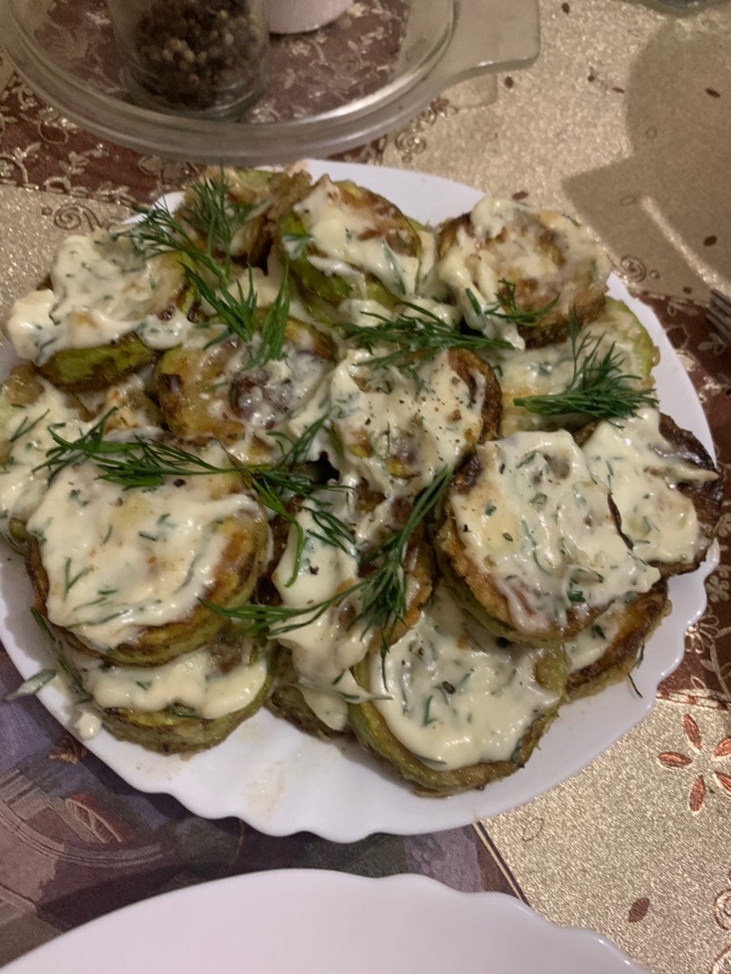 Кабачки под майонезно-чесночным соусом😌