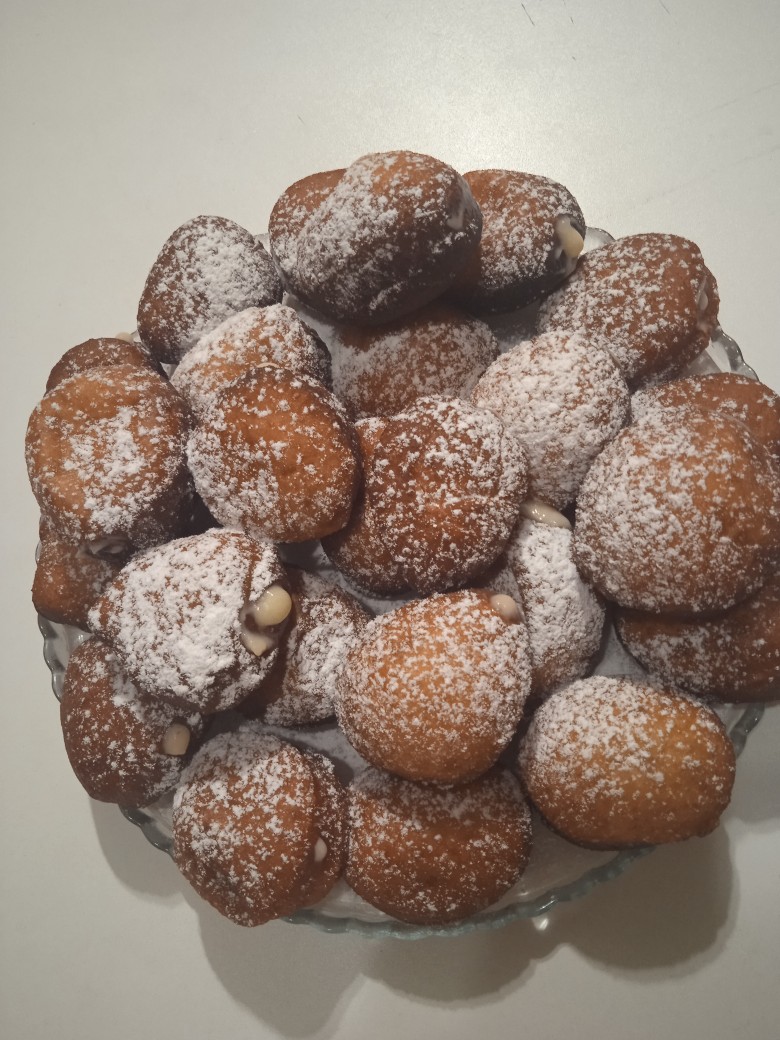 Пончики с заварным кремом